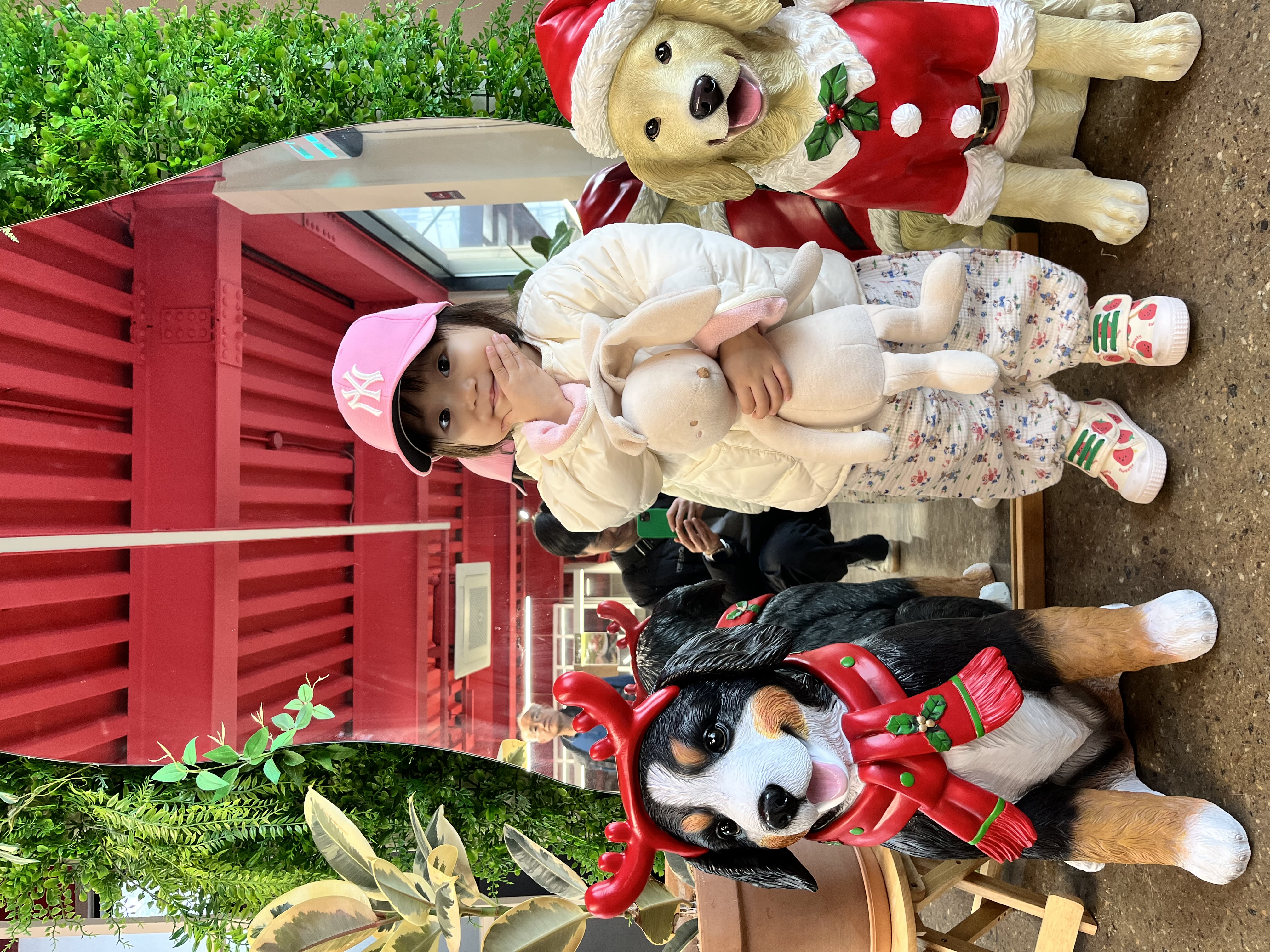 생일 케이크 앞에 앉아 있는 아이